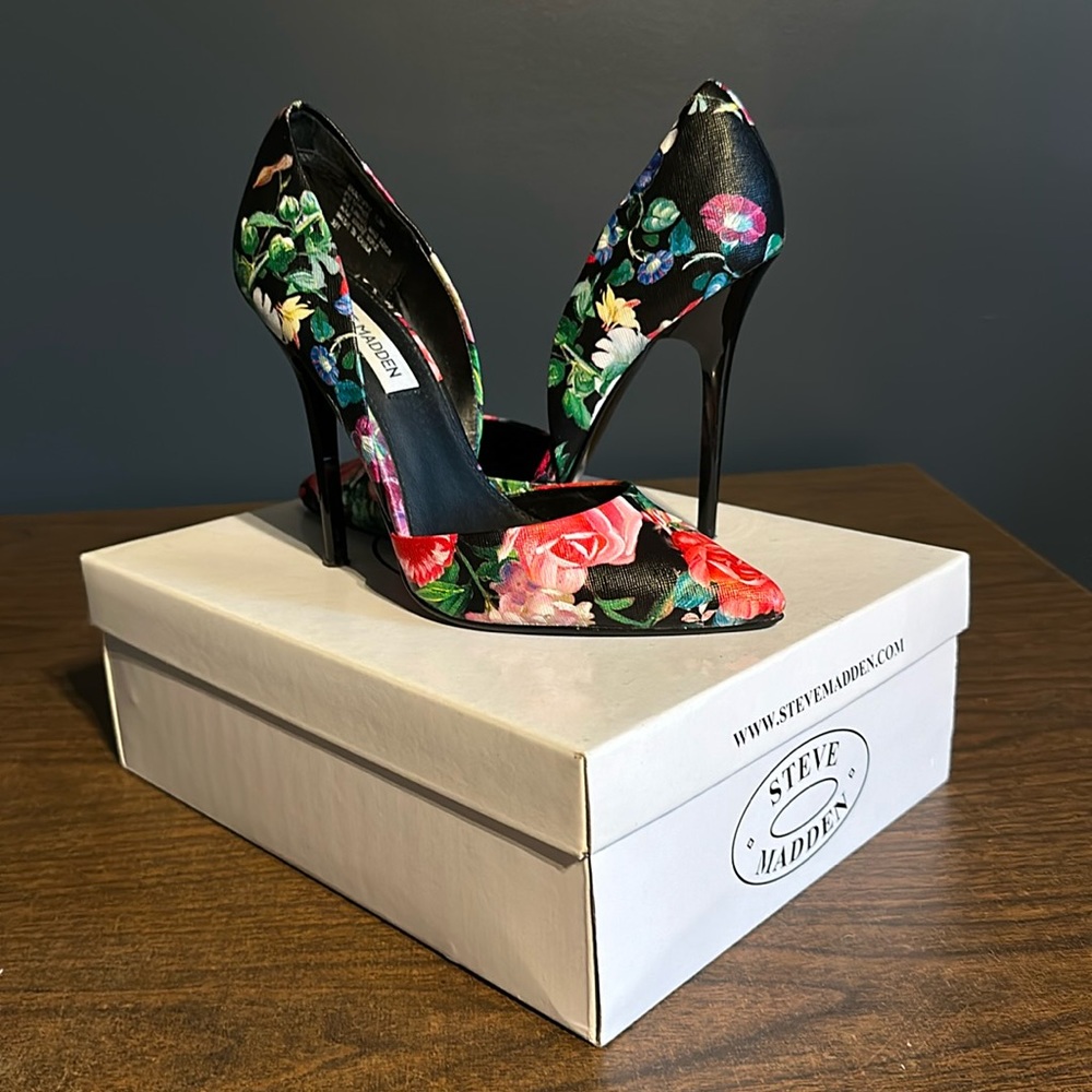 Steve Madden floral pump